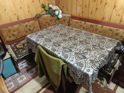 Продается уголок со столом