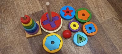Пирамидка, кубики, стаканчики. Развивающие игрушки