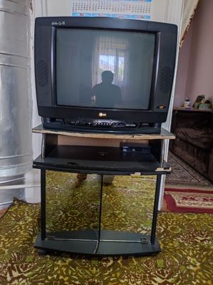 LG televizor sotiladi. Holati yaxshi. Ishlaydi.