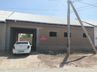 Hovli uy sotiladi. Yangi qurilgan uy.