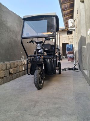 Uch g'ildrakli sukuter