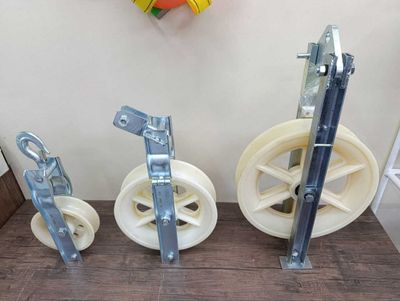 Подвесной кабельный ролик для протяжки кабеля