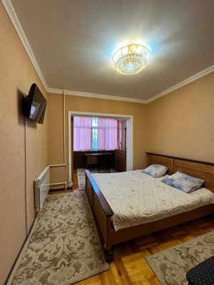 Сдаётся трёхкомнатная квартира рядом с мирабадским рынком