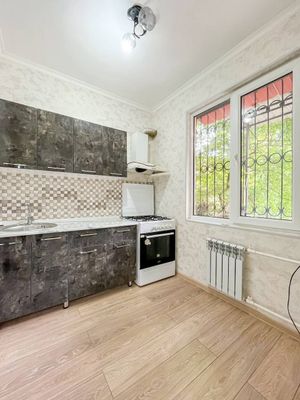 Продам квартиру Художники 2/1/5 50м2
