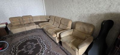 Продаётся угловой диван с двумя креслами