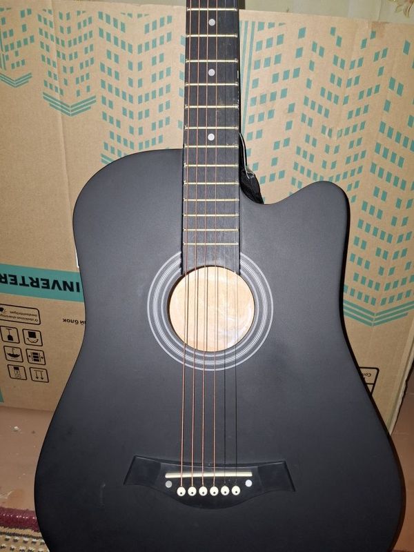 Akustik gitara sotiladi Akustik gitara sotiladi