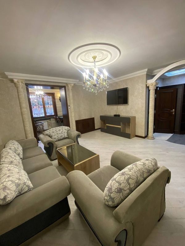Сдается 3х ком квартира на ЦУМе, ор-р: 110 школа, 80 м2