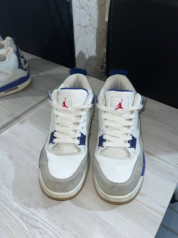Sotiladi: Original Nike Air Jordan 4 - 42 razmer Holati: Juda yaxshi. Sotiladi: Original Nike Air Jordan 4 - 42 razmer Holati: Juda yaxshi.