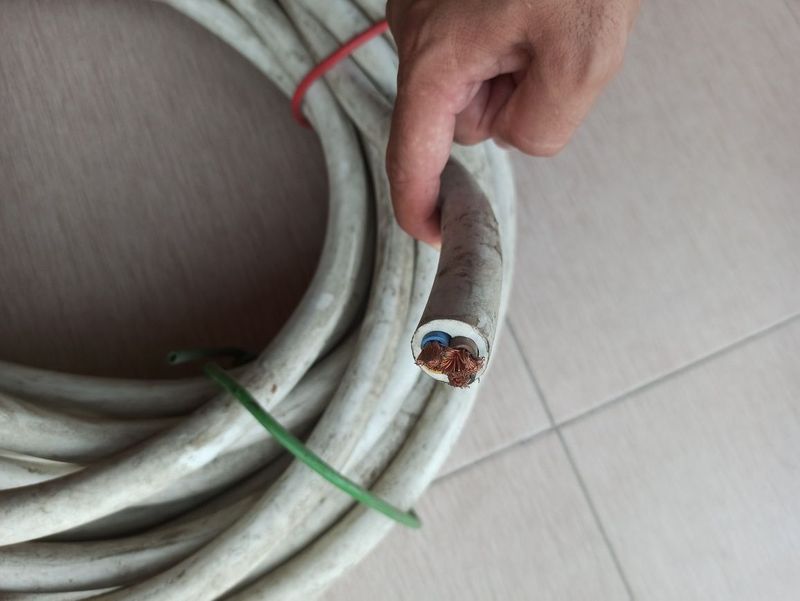Kabel sotiladi ichida misi bor Kabel sotiladi ichida misi bor
