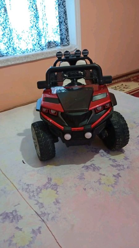 Игрушечная машина Игрушечная машина