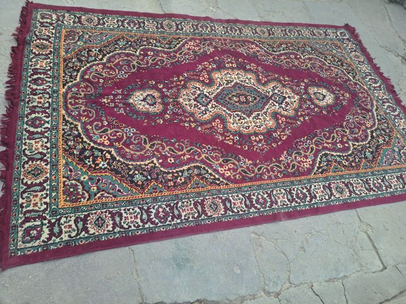 Pushti gilam sotiladi Pushti gilam sotiladi