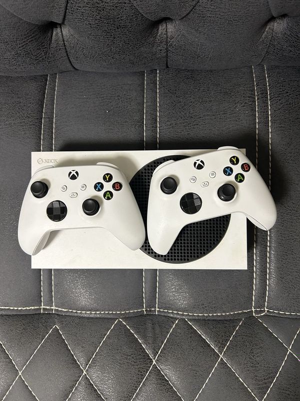 Xbox Series S с двумя геймпадами + Подписка Xbox Series S с двумя геймпадами + Подписка