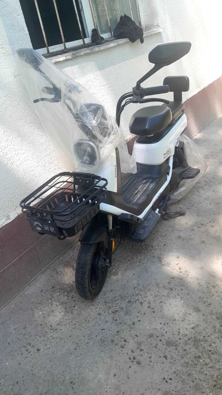 Armada sukuter elektr