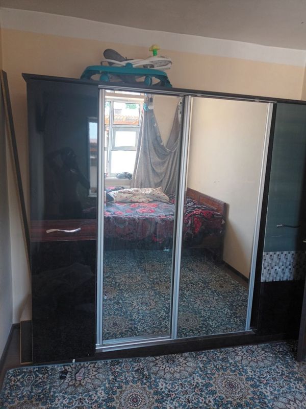 Spalni kamplekt dush kabinasi bilan