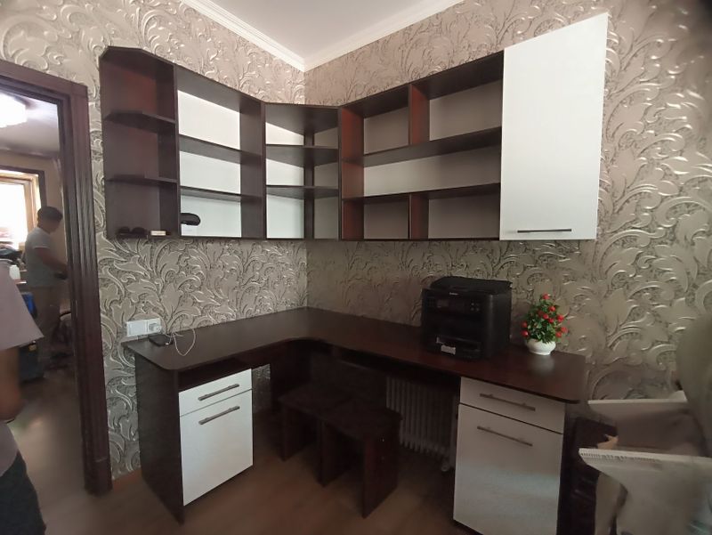 Парта с книжной полкой Парта с книжной полкой