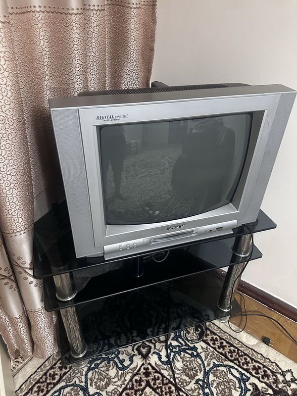 Продаётся телевизор + подставка для телевизора