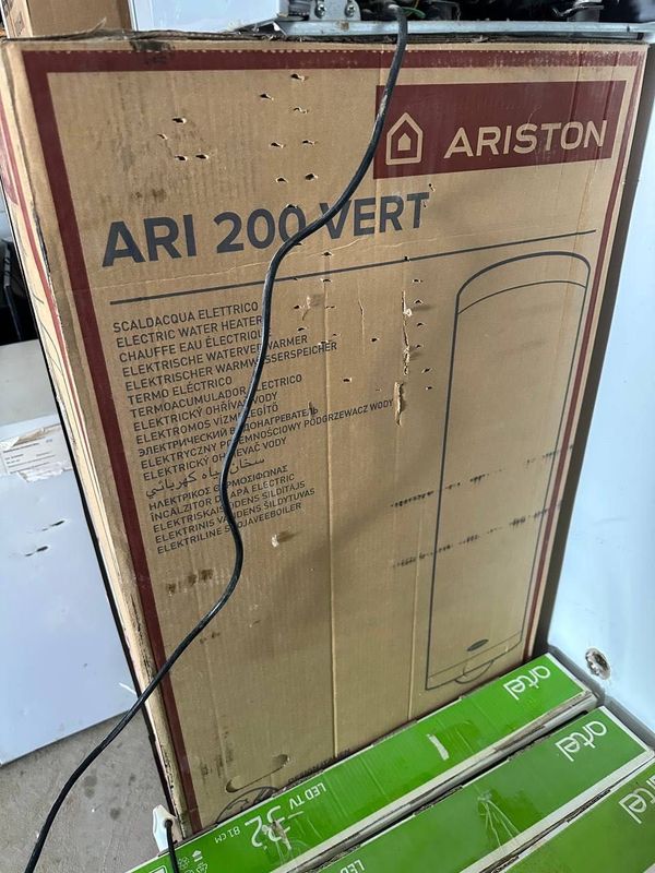 Водонагреватель 200 л фирмы Ariston (ARI 200 VERT)