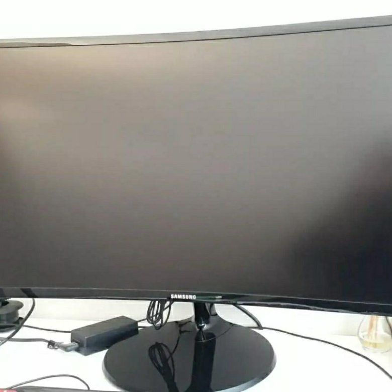 Samsung curved (qayrilgan) monitor 27