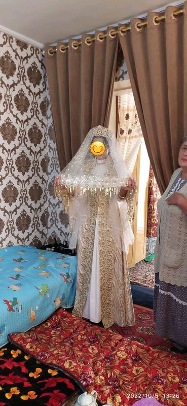 Продаю ансамбли одета всего лишь один раз . Продаю ансамбли одета всего лишь один раз .