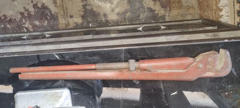 Срочно продаю газовый ключ очень большой Срочно продаю газовый ключ очень большой