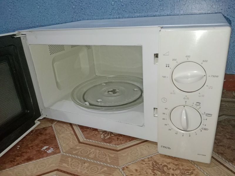 Продаётся микроволновка хорошо работает 1 месяц гиганты есть