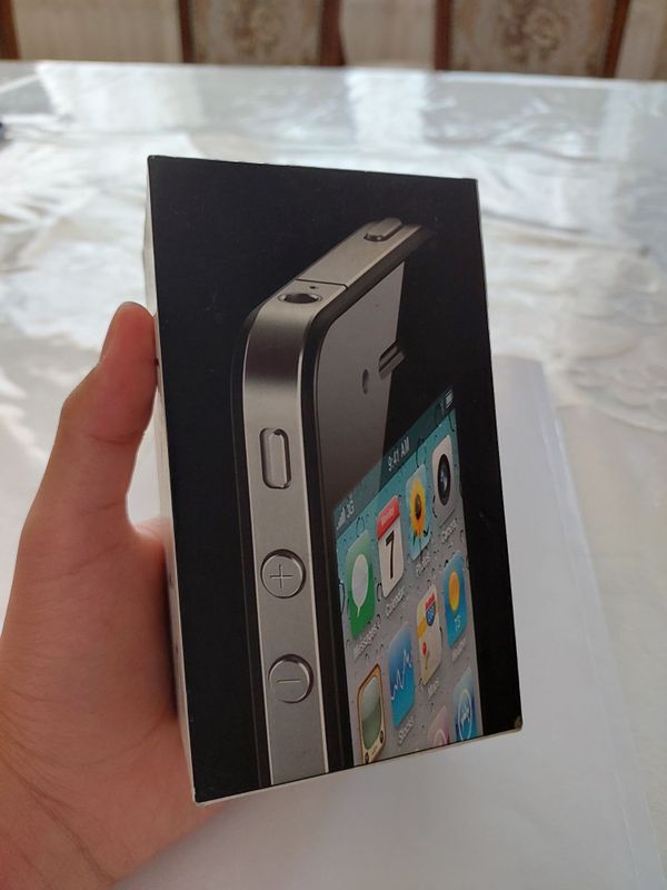 Iphone 4S sotiladi Iphone 4S sotiladi