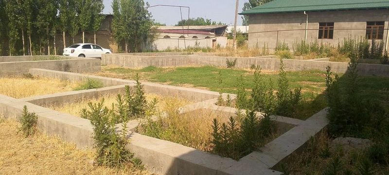 Uchastka sotiladi 8 sotix 4 sotiga beton quyilgan planirovkasi chiroyl