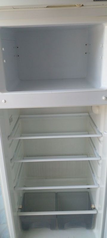 Muzlatgich atlant sotiladi