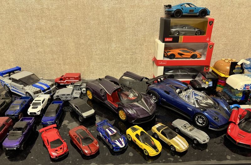 Продам свою коллекцию Hot Wheels,Lego,Rastar и металлических машин. Продам свою коллекцию Hot Wheels,Lego,Rastar и металлических машин.