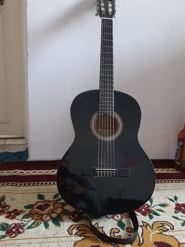 Gitara klassika rangi qora