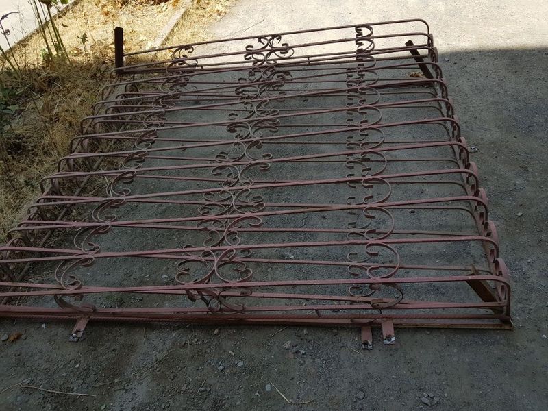 Продаются железные решётки в количестве 2-х штук. Размеры 1,6×1,8 м Продаются железные решётки в количестве 2-х штук. Размеры 1,6×1,8 м