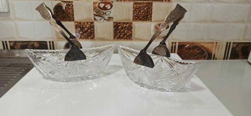 Хрустальные вазы с мельхиоровыми ручками. Цена за пару. Хрустальные вазы с мельхиоровыми ручками. Цена за пару.