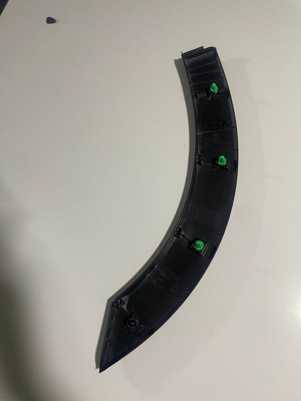 Byd orqa eshik o'ng tomon plastmassa zapchast