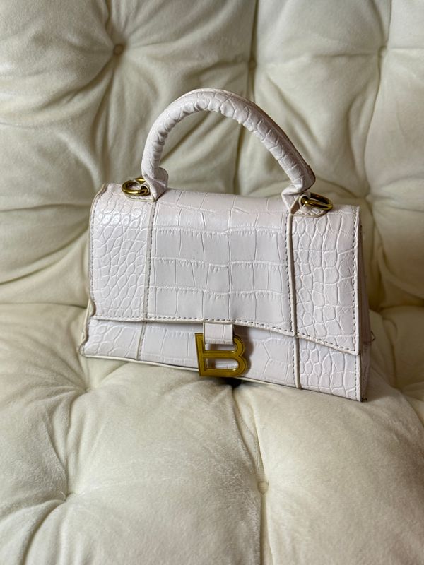 Сумка от бренда Balenciaga трендовая белая Сумка от бренда Balenciaga трендовая белая