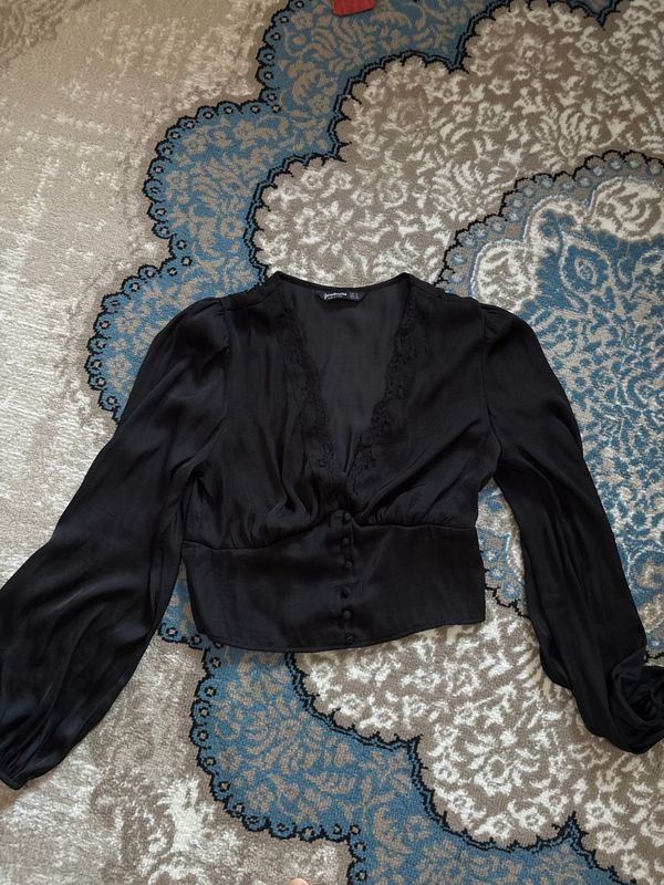 Черная кофточка от бренда Stradivarius Черная кофточка от бренда Stradivarius