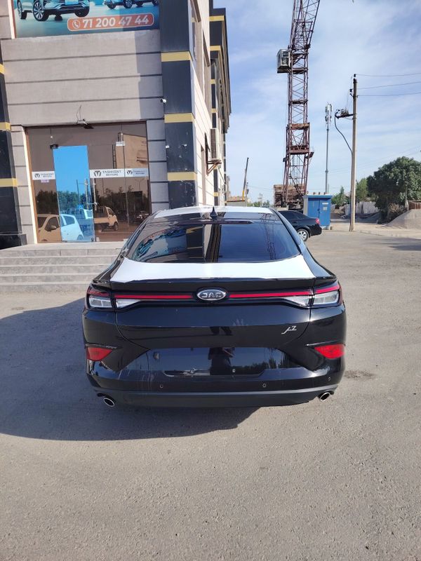 JAC J7 yengil avtomobili