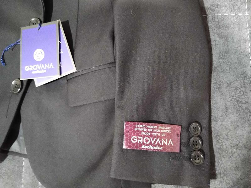 Продам костюм для мальчика, фирменный GROVANA + рубашки