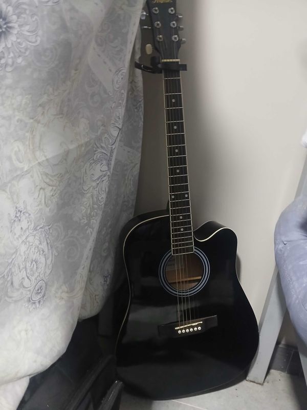 gitara sotiladi: