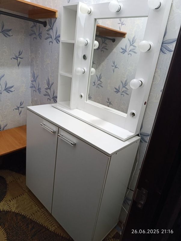 Тумбочка с зеркалом Тумбочка с зеркалом