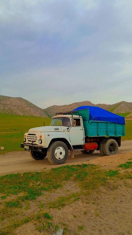 Zil 130 sotiladi moshin ishlab yurgan Zil 130 sotiladi moshin ishlab yurgan