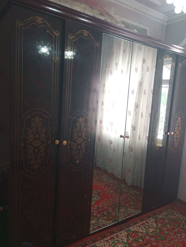 shkaf 3 eshikli tokchalari ham bor shkaf 3 eshikli tokchalari ham bor