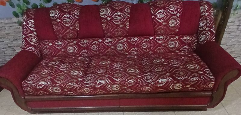 Katta divan sotiladi mustahkam Katta divan sotiladi mustahkam