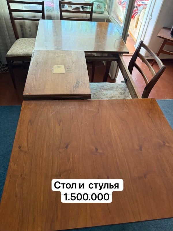 Стол и стулья деревянные