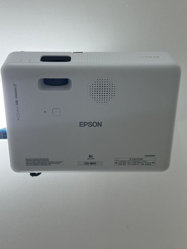 Проектор Epson CO W01+ полотно + кранштейн Проектор Epson CO W01+ полотно + кранштейн