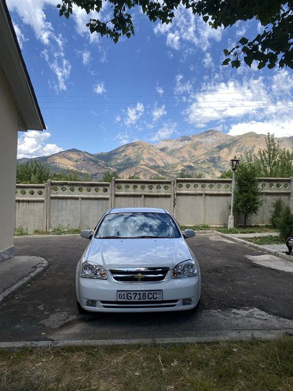 Lacetti 1,8 сотилади