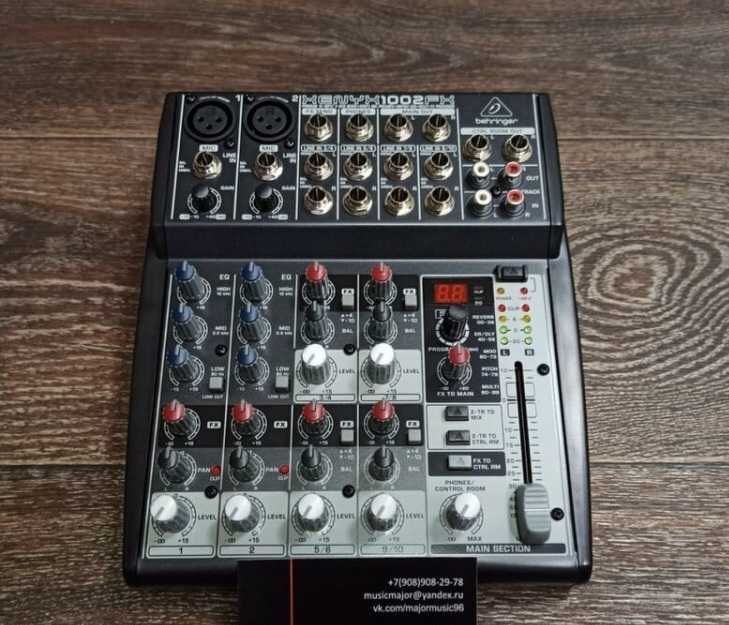 Микшерный пульт Behringer Xenix 1002 Fx с эффектами.