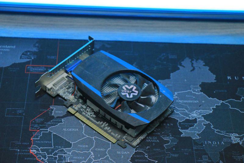 Jegy GT210 1gb DDR3 zapchast yoki remont uchun Jegy GT210 1gb DDR3 zapchast yoki remont uchun