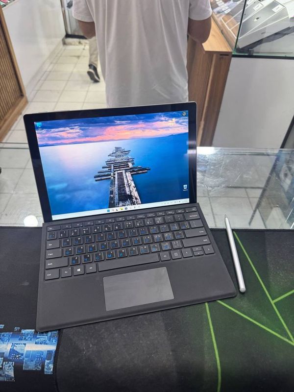 Ноутбук Microsoft Surface Pro 5 Intel Core i5-7 SSD 256GB ОЗУ 8GB Ноутбук Microsoft Surface Pro 5 Intel Core i5-7 SSD 256GB ОЗУ 8GB