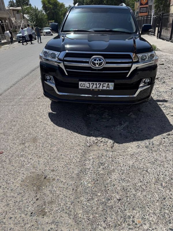 Toyota land cruzer 200 tali 2017 yil holati alo kraska toza Toyota land cruzer 200 tali 2017 yil holati alo kraska toza