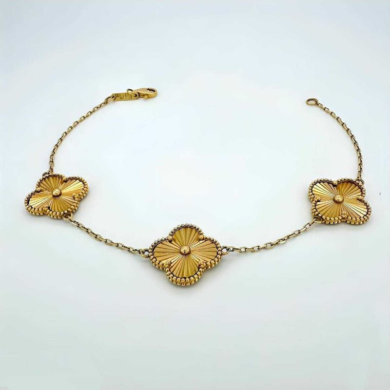 Золотой браслет в стиле Van Cleef & Arpels 750 пробы Золотой браслет в стиле Van Cleef & Arpels 750 пробы